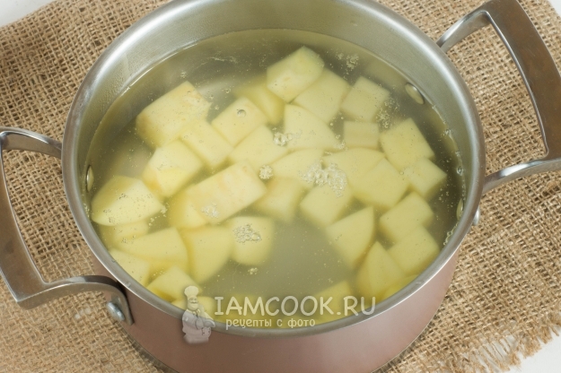 Положить картофель в воду