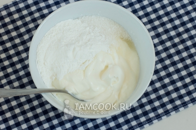 Соединить сметану, крахмал и сахар