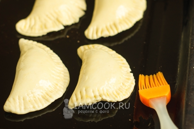 Смазать заготовки маслом