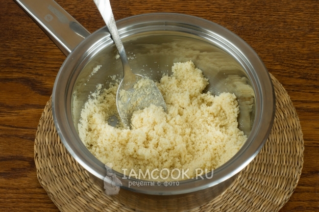 Обжарить манку с маслом