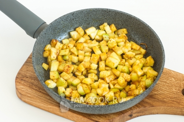 Обжарить кабачки