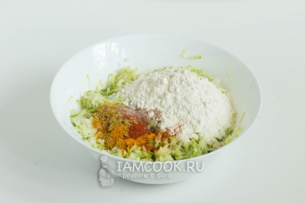 Всыпать муку и специи