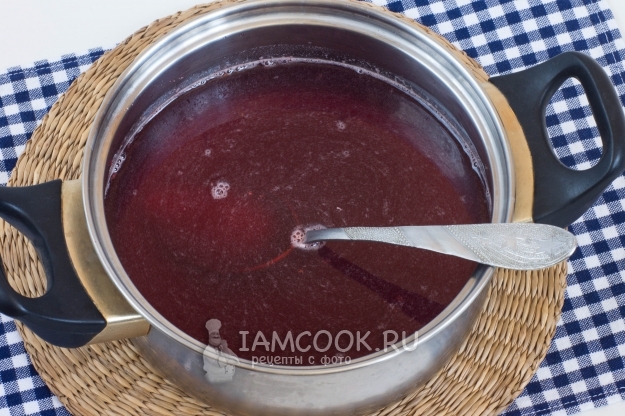 Процедить клубничный сироп