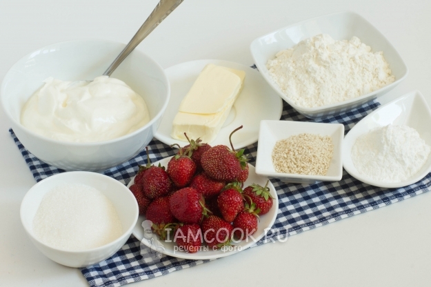 Ингредиенты для сметанника с клубникой