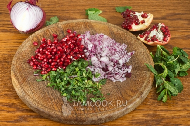 Порезать лук и мяту