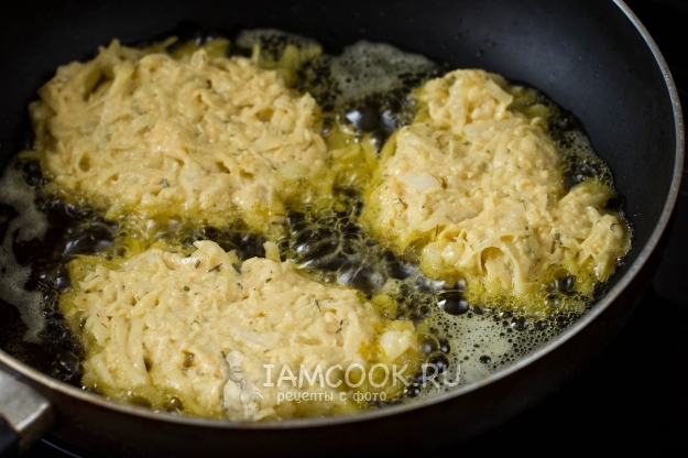 Положить картофельную массу на сковороду