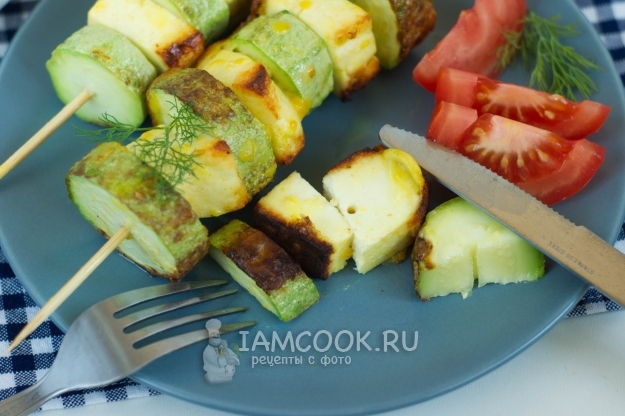 Фото шашлыка из кабачков с сыром на шпажках на сковороде