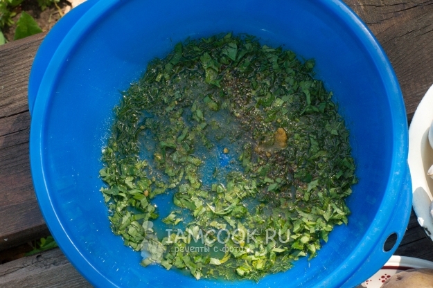 Соединить зелень, масло и специи