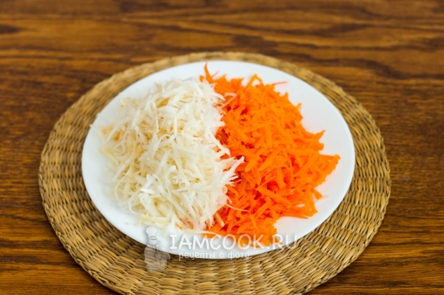 Потереть морковь и сельдерей