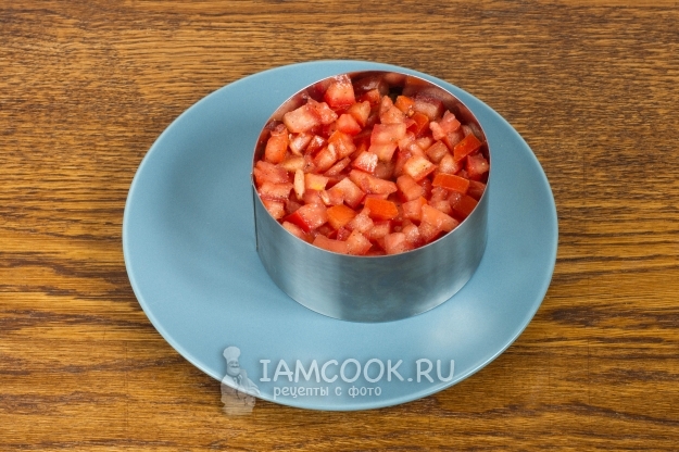 Положить на кускус помидоры