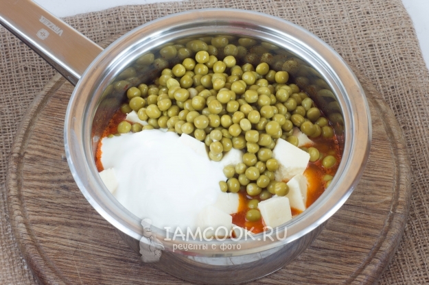 Положить горошек, сыр и сметану