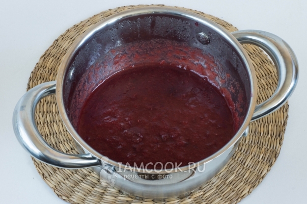 Размешать сливовую массу