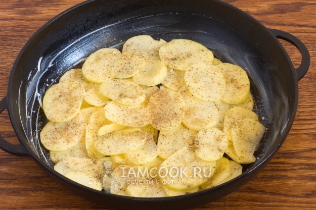 Посыпать специями и солью