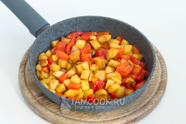 Пожарить картофель с перцем