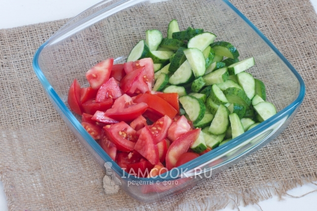 Порезать морковь и помидоры