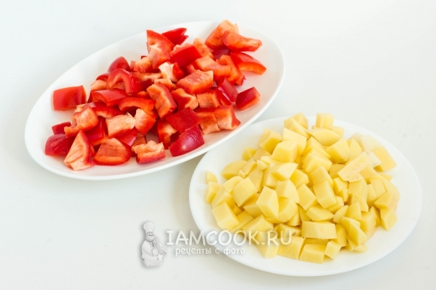 Порезать перец и картофель