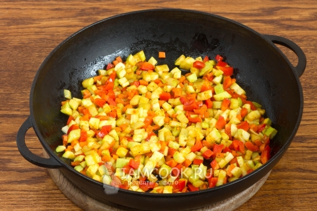 Обжарить овощи