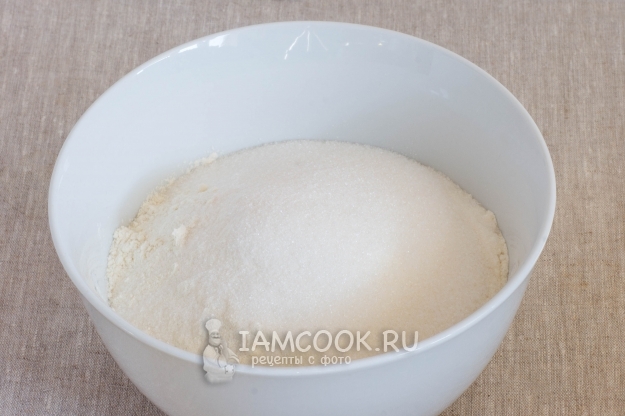 Соединить муку, соль и сахар