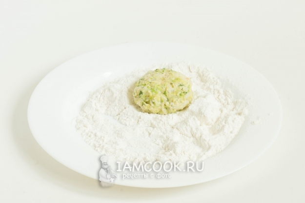 Обвалять котлету в муке