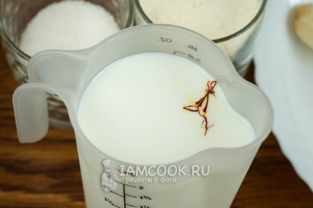 Положить шафран в молоко