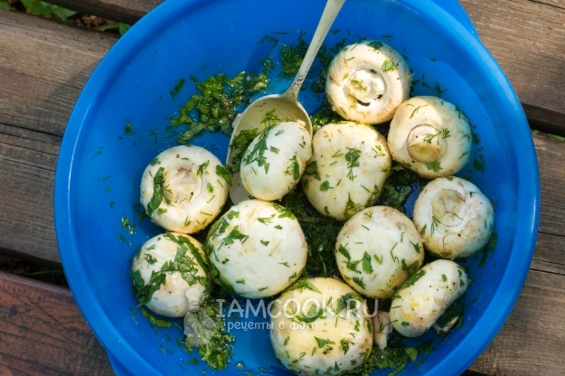 Положить грибы