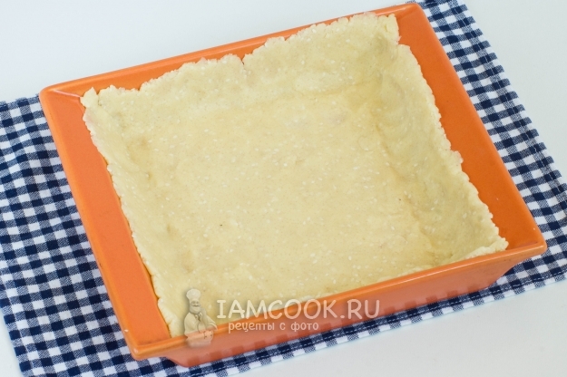 Выложить тесто в форму