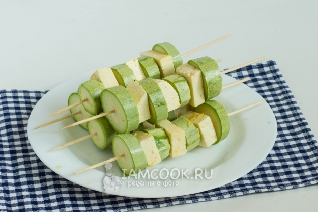 Нанизать сыр и кабачки на шпажки