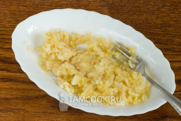 Размять банан вилкой