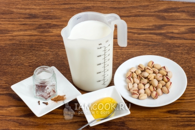 Ингредиенты для масалы дудх (молоко с шафраном и фисташками)