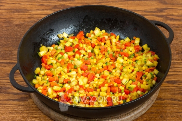 Положить горошек и кукурузу