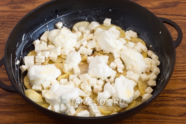 Положить сыр и сметану