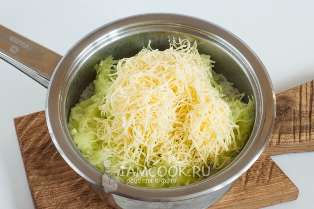 Положить тертый сыр