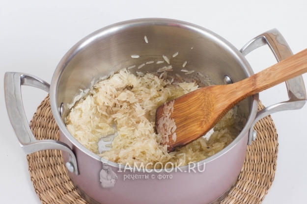 Обжарить рис