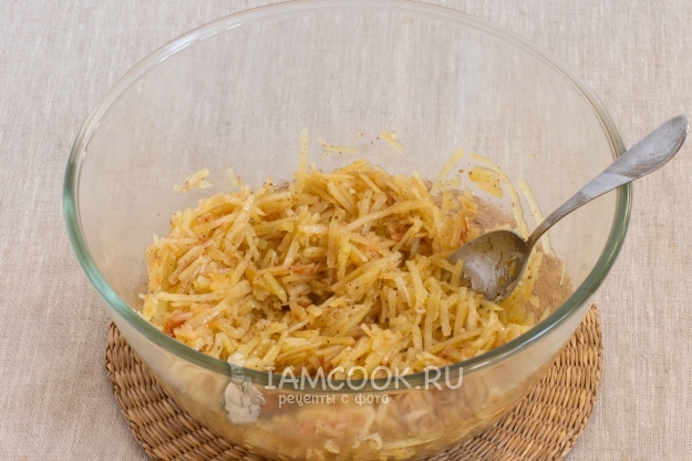 Размешать картофель со специями