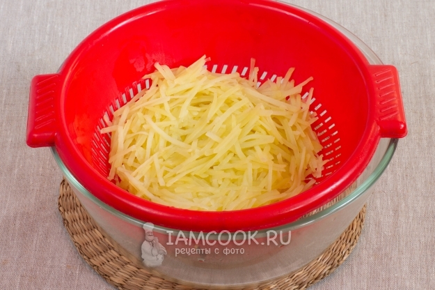 Откинуть картофель на дуршлаг