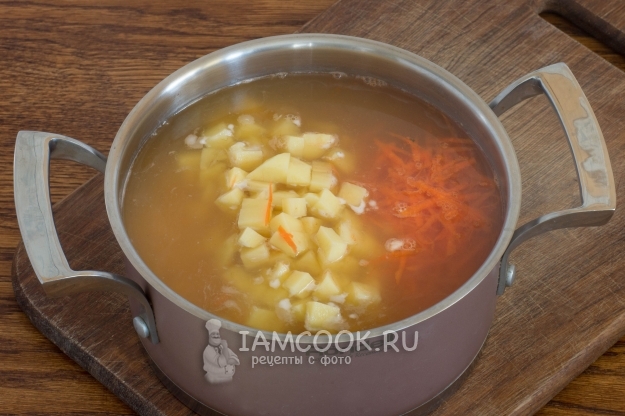 Положить в суп картофель и морковь