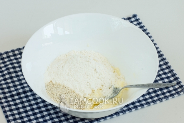 Соединить масло, муку и кунжут