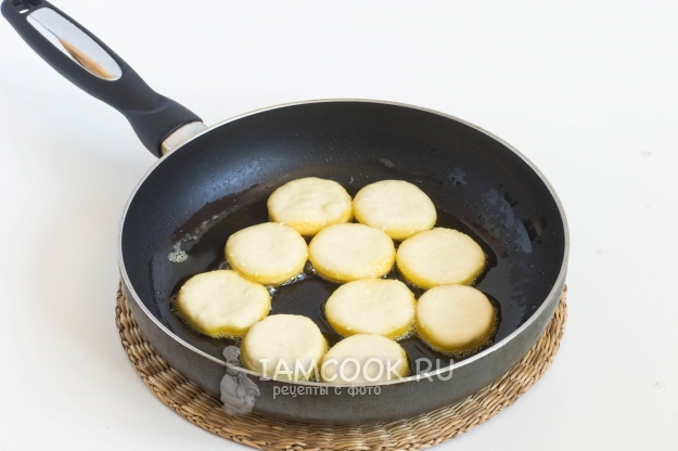 Положить заготовки на сковороду