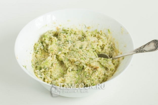 Размешать кабачковую массу