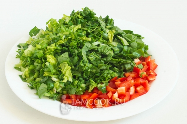 Порезать шпинат и перец