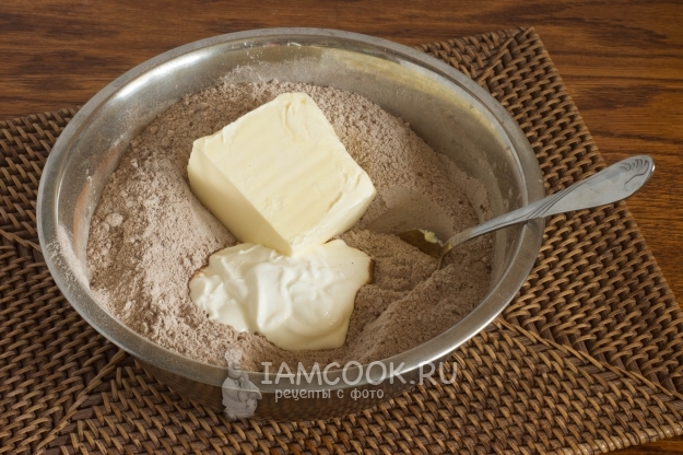 Положить масло и сметану