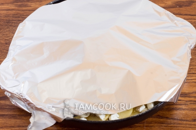 Накрыть форму фольгой