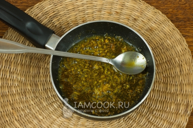 Обжарить специи на масле