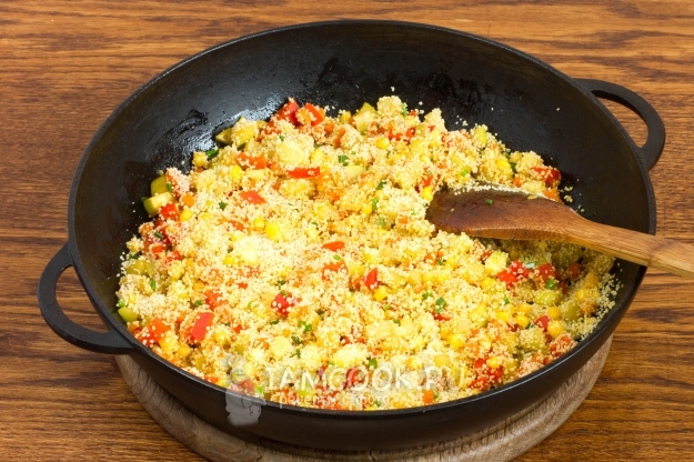 Размешать овощи с кускусом