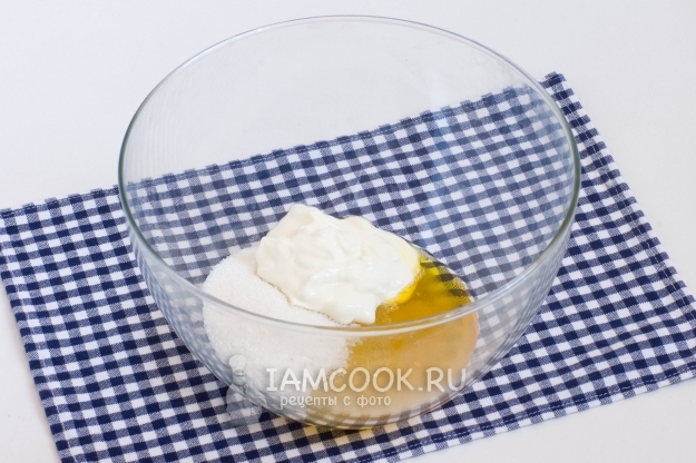 Соединить сахар, масло и сметану