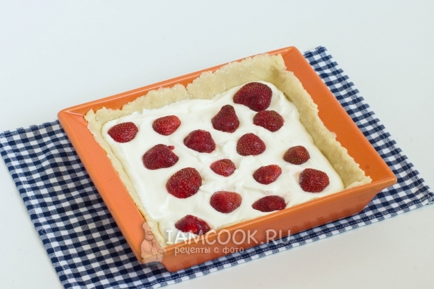 Положить сметанную заливку и клубнику