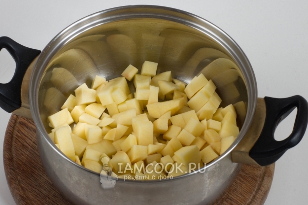 Положить картофель в кастрюлю