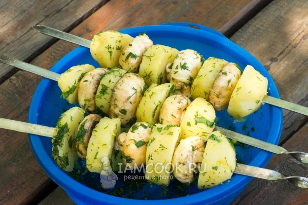 Нанизать картофель и грибы на шампуры