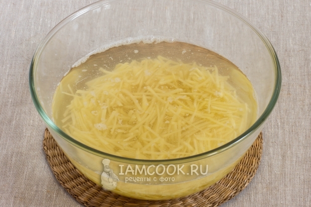 Положить тертый картофель в воду