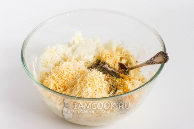 Добавить лук, сыр и специи